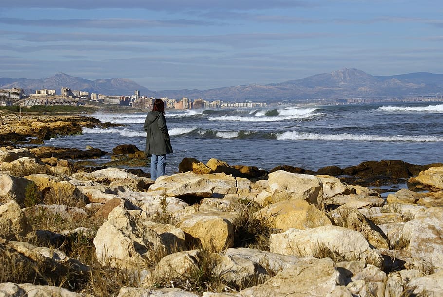 Mujer De Pie Junto A La Playa Durante El D A Alicante Espa A Costa