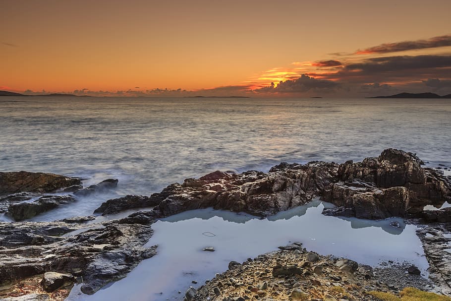 Olas del mar aplastando rocas puesta de sol irlanda océano paisaje