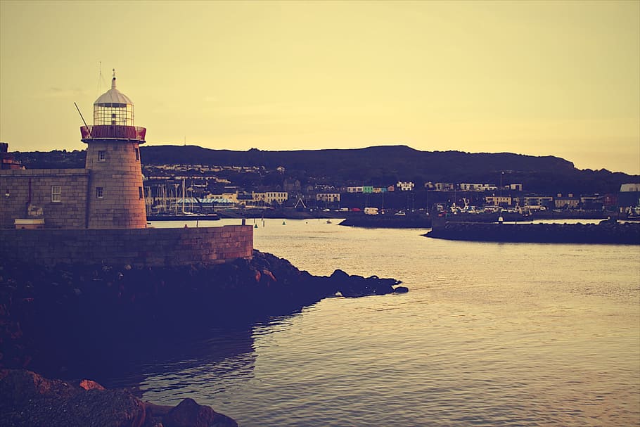 faro marrón cerca del cuerpo de agua faro costa costa mar náutico