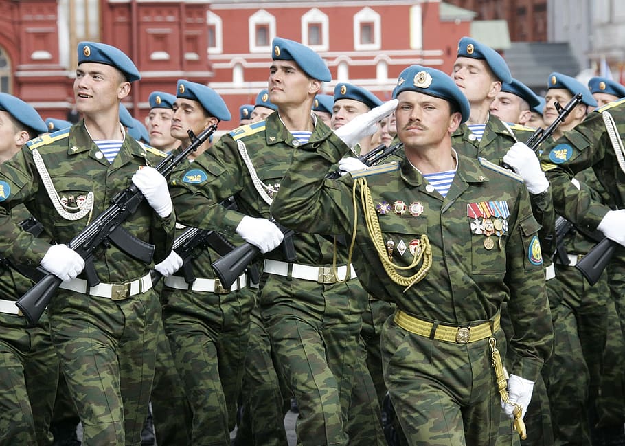 กลุ่มชายทหารเดินสวนสนามใกล้อาคารสีน้ำตาลกองทัพกองทัพอากาศรัสเซียวันหยุด vdv ทหารขบวนพาเหรด, วอลล์เปเปอร์ HD