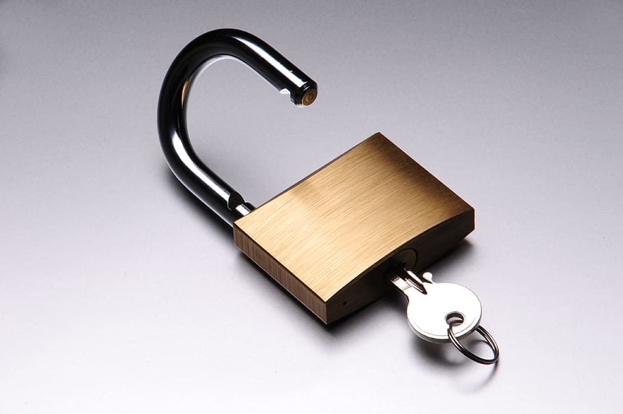 กุญแจสีเงินภายในแป้นสีน้ำตาล, เครื่องมือ, แม่กุญแจ, ปลดล็อค, ล็อค, การเข้าถึง, กุญแจ, วอลล์เปเปอร์ HD