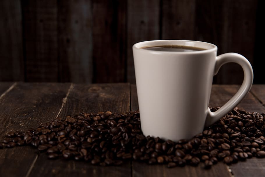 кофеин, кофе, чашка, кружка, напиток, коричневый, кофеин, капучино, керамическая чашка, кофе, кофейные зерна, чашка, чашка кофе, напиток, эспрессо, горячий, кружка, деревенский, стол, еда и напитки, кофе - напиток, жареный кофе в зернах, освежение, кофейная чашка, натюрморт, нет людей, темно, свежесть, выборочный фокус, горячий напиток, белый цвет, дерево - материал, латте, посуда, HD обои