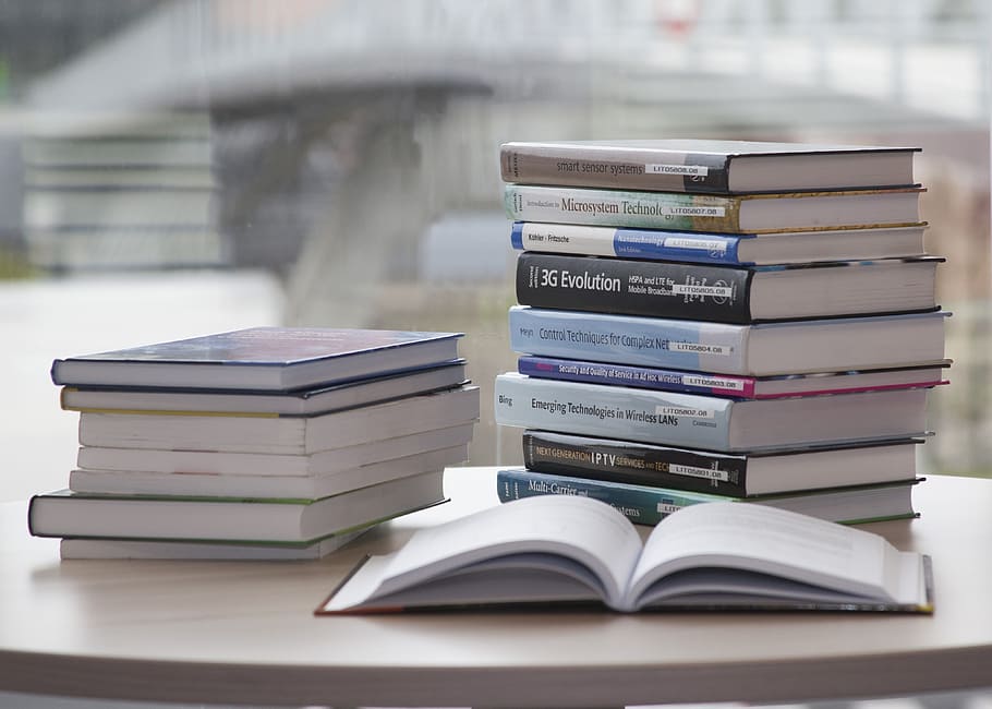 หนังสือที่เปิดอยู่ข้างกองหนังสือบนโต๊ะสีขาว, หนังสือ, stack, เรียนรู้, ความรู้, ห้องสมุด, การอ่าน, การศึกษา, กองหนังสือ, วอลล์เปเปอร์ HD