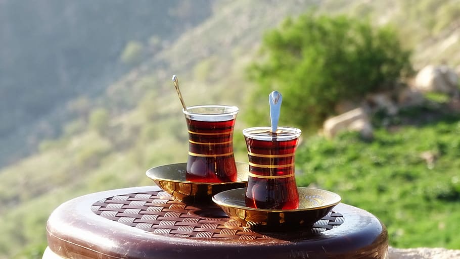  Dos teaglass turcos en la mesa, Kurdistán, Iraq, té, montaña, naturaleza, paseo, paisaje, refresco, comida y bebida, se centran en primer plano, ninguna persona, día, contenedor, al aire libre, té - bebida caliente, planta, taza, medio ambiente, vajilla, Fondo de pantalla HD