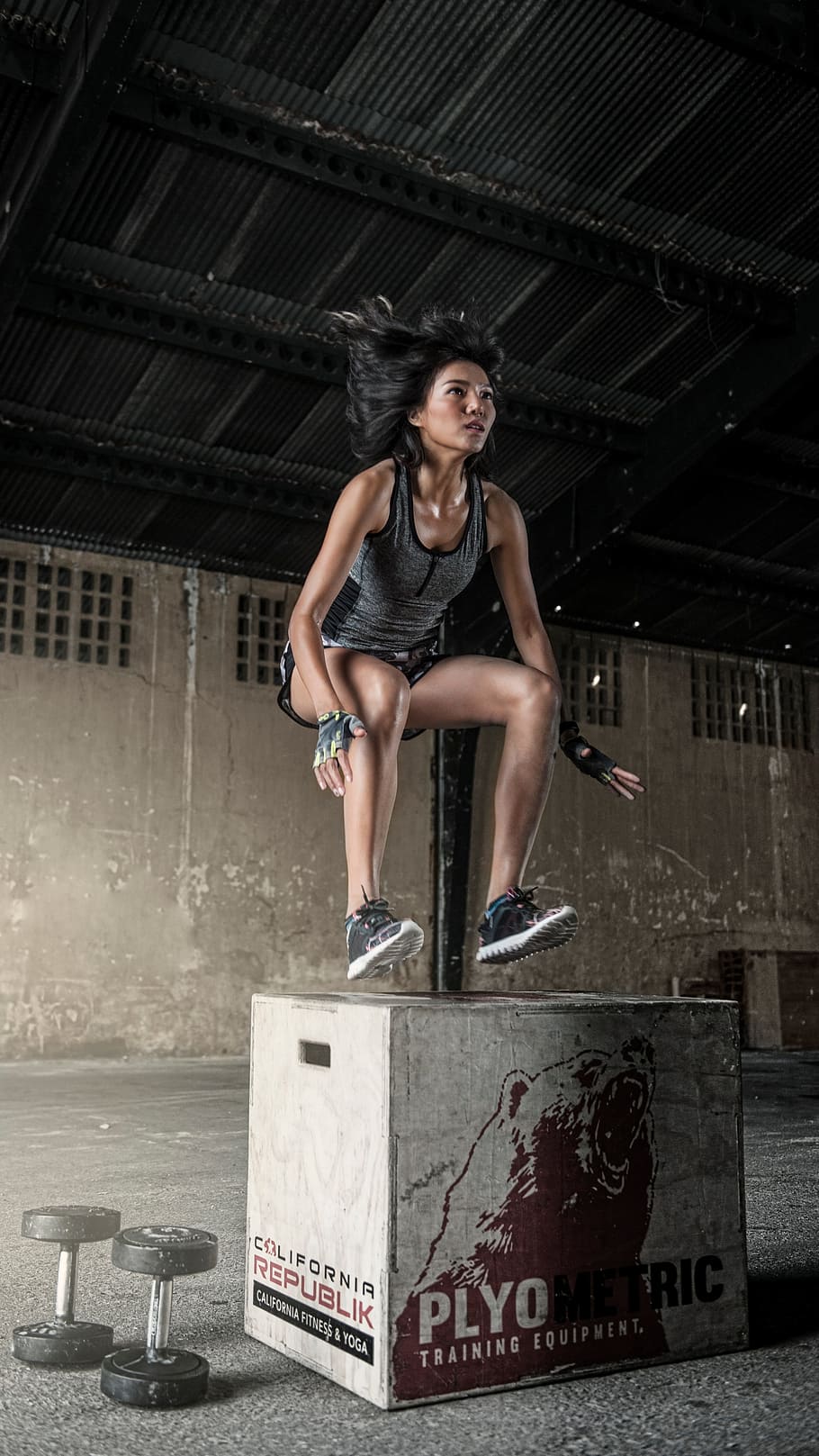 woman in grey top jumping over box, people, girl, exercise, fitness, health, gym, box, dumbbell, workout, HD wallpaper