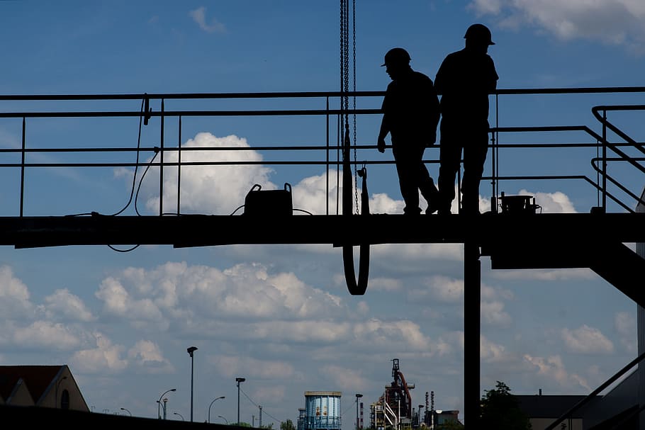 два судьи на мосту, строитель, рабочие, работающие на высоте, мост