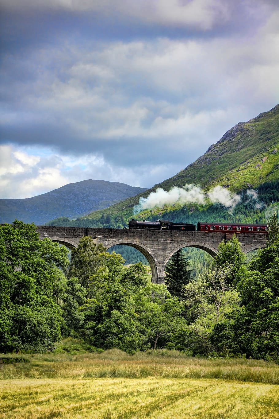 landscape photo of mountains near bridge, train, hogwarts, scotland, glenfinnan, hogwarts express, aqueduct, steam train, landscape, green, steam, in the green, harry potter, HD wallpaper