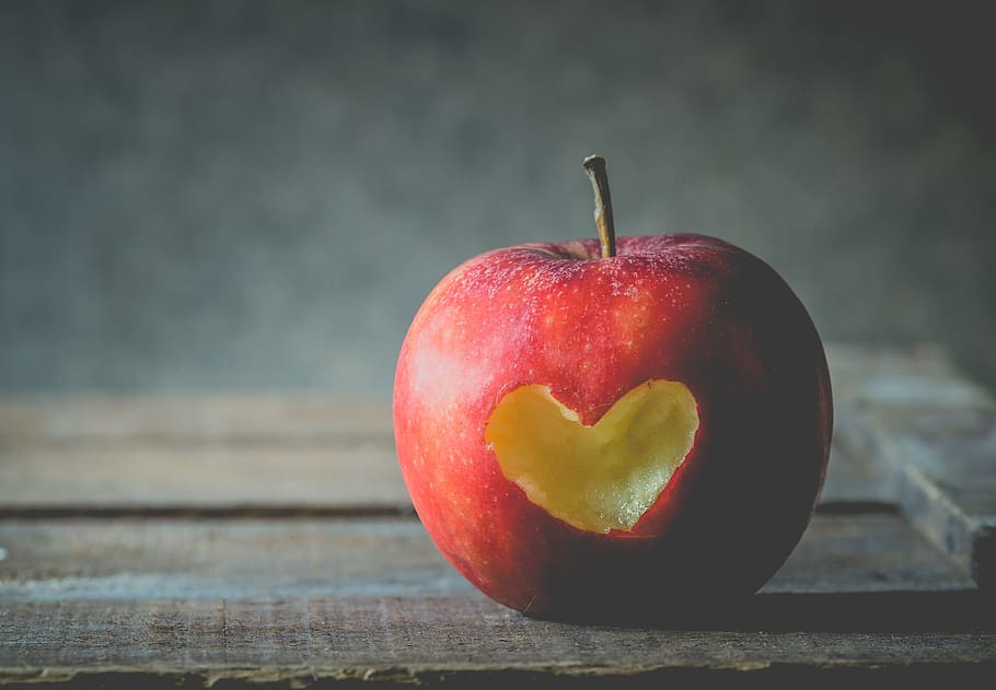 ภาพโฟกัสตื้นของแอปเปิ้ลแดง, แอปเปิ้ล, ผลไม้, ความรัก, วาเลนไทน์, รูปหัวใจ, หัวใจ, สีแดง, โรแมนติก, แสง, วอลล์เปเปอร์ HD
