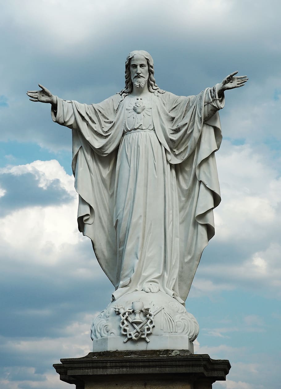 รูปปั้นทางศาสนาภายใต้ท้องฟ้าสีครามและเมฆสีขาวในเวลากลางวันพระเยซูหัวใจของพระเยซูพระเจ้า, วอลล์เปเปอร์ HD, วอลเปเปอร์โทรศัพท์