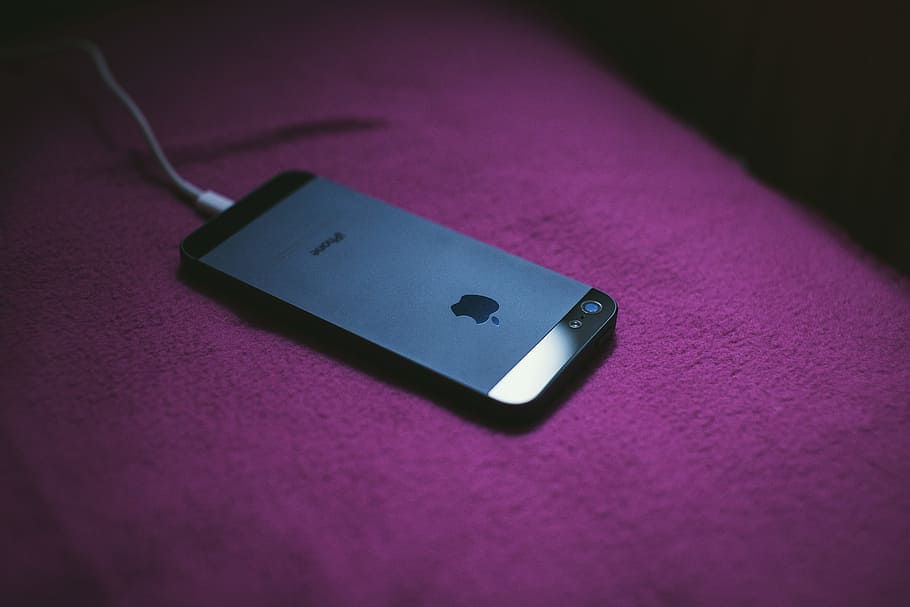 iPhone 5 สีดำพร้อมสาย Lightning เป็น USB, iphone, มือถือ, สมาร์ทโฟน, โทรศัพท์มือถือ, เทคโนโลยี, ที่ชาร์จ, การชาร์จ, วอลล์เปเปอร์ HD
