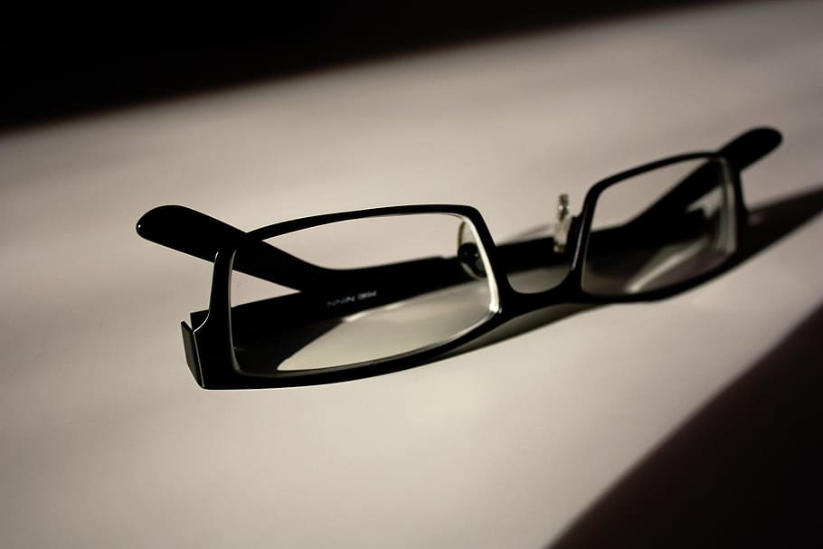 แว่นตาที่มีกรอบสีดำ, แว่นตา, กล่องใส่แว่นตา, หรูหรา, แว่นตากันแดด, เลนส์, แว่นตา, ตาราง, เลนส์, ขาว, สีดำ, ขาวดำ, เทา, สายตาสั้น, ดวงตา, ​​สำนักงาน, วอลล์เปเปอร์ HD