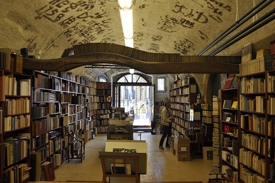 หนังสือกองอยู่บนชั้นหนังสือภายในห้อง, ห้องสมุด, เก่า, หนังสือ, ร้านหนังสือ, หนังสือ, การอ่าน, ลูกค้า, วอลล์เปเปอร์ HD