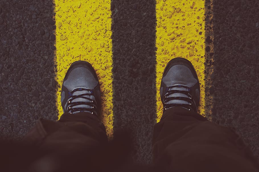 Person in Grey Sneakers Standing on Pedestrian Lane, นามธรรม, ผู้ใหญ่, ยางมะตอย, สี, แฟชั่น, ฟุต, เท้า, รองเท้า, ภาพมุมสูง, เลน, หนังสัตว์, เส้น, ชาย, กลางแจ้ง, ทางเท้า, คน, การพักผ่อนหย่อนใจ, ถนน, รองเท้า, รองเท้าผ้าใบ , ยืน, สตรีท, เครื่องแต่งกาย, ผู้หญิง, วอลล์เปเปอร์ HD