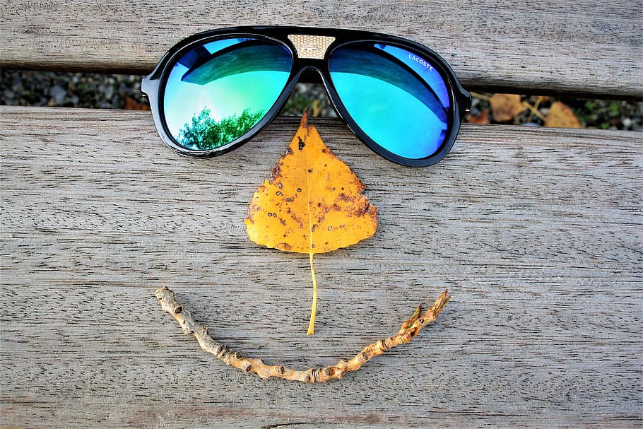 gafas de sol de aviador azul con monturas negras, gafas, una sonrisa