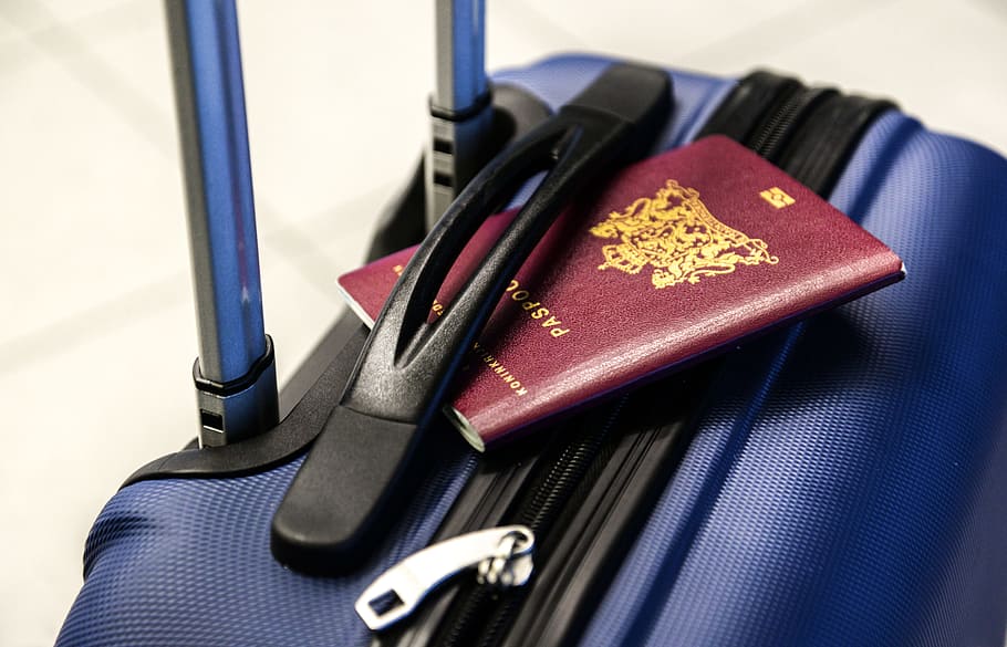 青い旅行荷物のパスポート、パスポート、荷物、トロリー、旅行、旅行、休暇、観光、スーツケース、旅、観光、休日、フライト、旅行者、荷物、ビジネス、空港、バッグ、出発、到着、飛行機、乗客、通信、、 HDデスクトップの壁紙