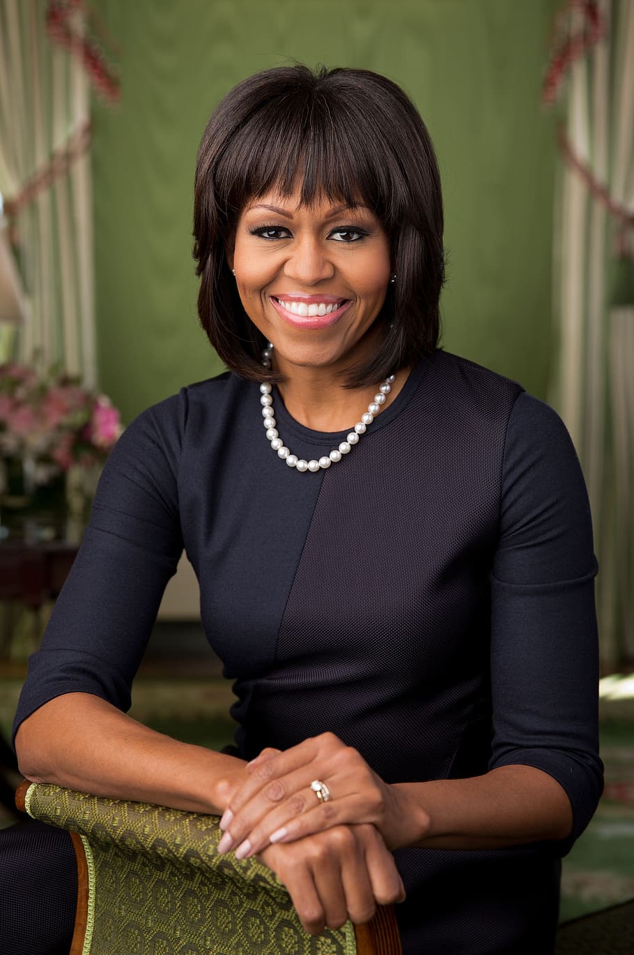 Michelle Obama, Michelle Obama, 2013, ภาพเหมือนอย่างเป็นทางการ, ภรรยาของประธานาธิบดีแห่งสหรัฐอเมริกา, สุภาพสตรีหมายเลขหนึ่ง, แอฟริกัน - อเมริกัน, ห้องสีขาวบ้านสีเขียว, บารัคฮัสเซนโอบามา, ผู้หญิง, ยิ้ม, รอยยิ้ม, มีเสน่ห์, สวย, ความงาม, ภรรยาของ ประมุขแห่งรัฐ, สหรัฐอเมริกา, รัฐบาลกลางสหรัฐ, มิเชล, มิเชลลาโวห์นโอบามา, เกิดมิเชลล์ลาโวห์นโรบินสัน, ทนายความ, นักเขียน, วอลล์เปเปอร์ HD, วอลเปเปอร์โทรศัพท์