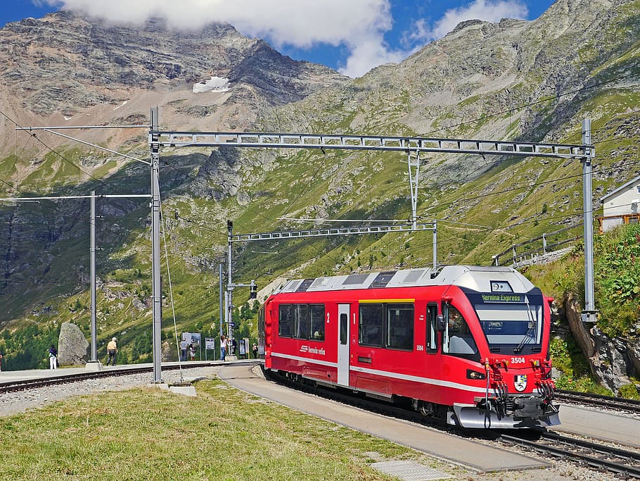 รถไฟสีแดงและสีเทาในรางใกล้ภูเขา, bernina-express, alp grüm, อยู่, ชานชาลา, เส้นโค้ง, การไล่ระดับสี, มุมมอง, Val di Poschiavo, Bernina, ทางรถไฟ Bernina, หัวขับ, การมองเห็น, หัวรถจักรไฟฟ้า, engadin, การท่องเที่ยว, สถานีรถไฟ , svizzera, จุดแวะพัก, สถานี, วัดแคบ, เทือกเขาแอลป์, rhätikon, จุดพัก, รางเมตร, สวิตเซอร์แลนด์, Graubünden, rhb, มรดกโลก, สถานีภูเขา, พิซพาลู, เมฆ, ดู, abe 8-12, วอลล์เปเปอร์ HD