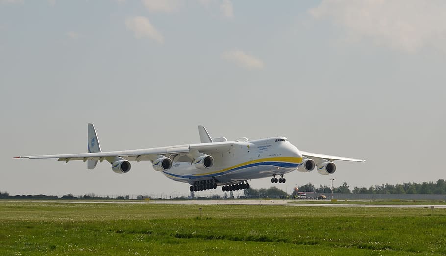 เครื่องบินขนส่งสินค้า Antonov สีขาวบนรันเวย์ตอนกลางวันสนามบิน antonov เครื่องบินบินผู้โดยสารปรากเครื่องบินเจ็ตส์เที่ยวบินสวรรค์ท้องฟ้า antonov an-225 mriya เชื่อมโยงไปถึง, วอลล์เปเปอร์ HD
