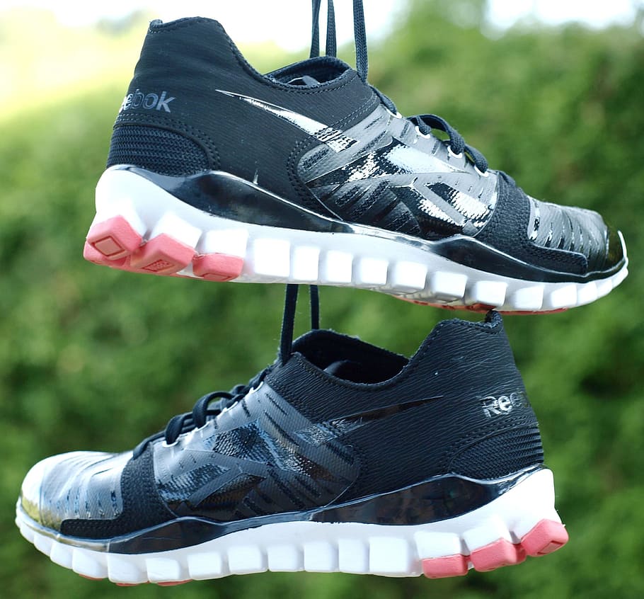 ภาพถ่ายโฟกัสที่เลือกของรองเท้าวิ่ง Reebok ขาวดำ, รองเท้าผ้าใบ, รองเท้า, รองเท้ากีฬา, Realflex, การทำให้หมาด ๆ , reebok, วอลล์เปเปอร์ HD