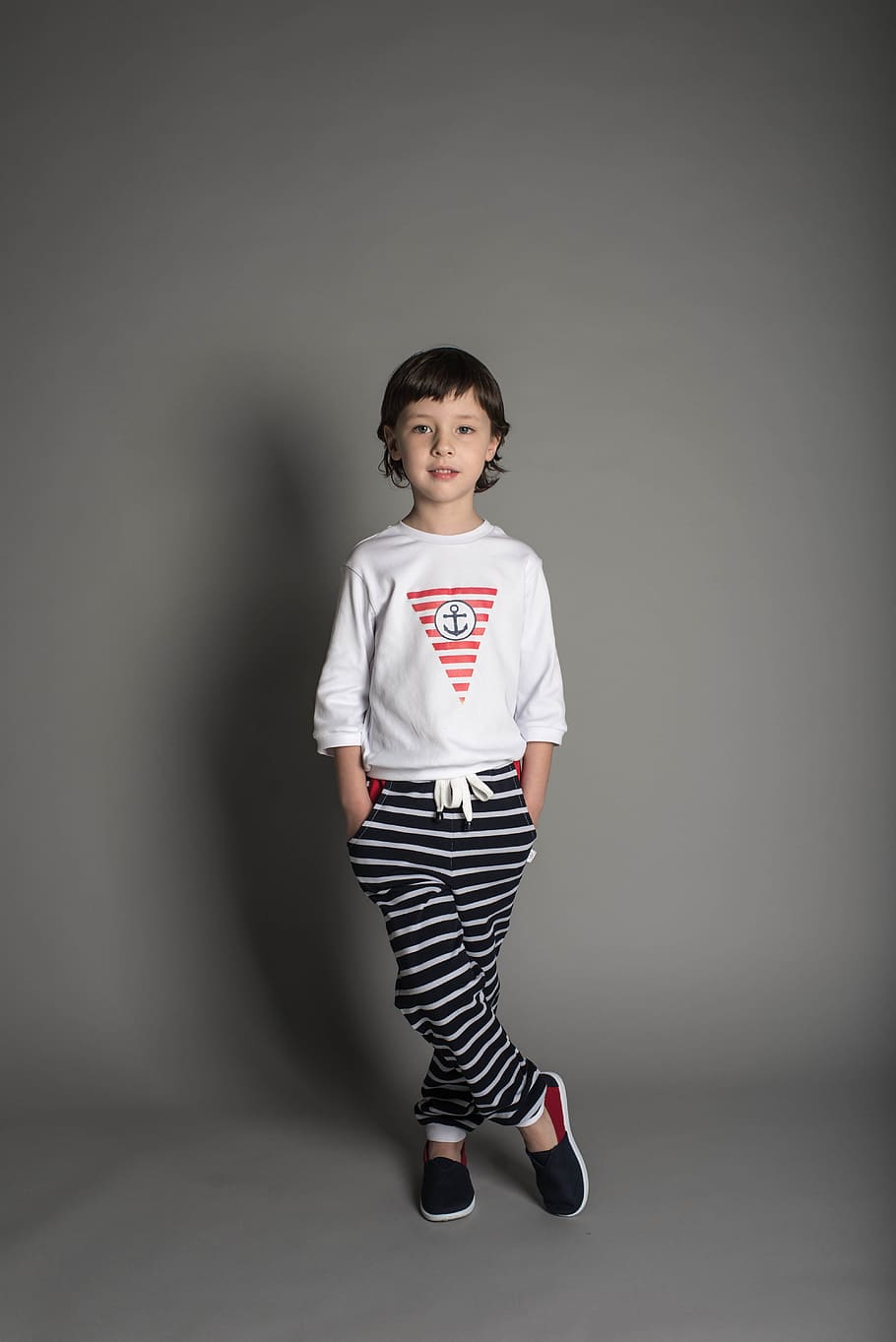 niño de pie contra la pared, modelo, modelo de niño, posando, estudio