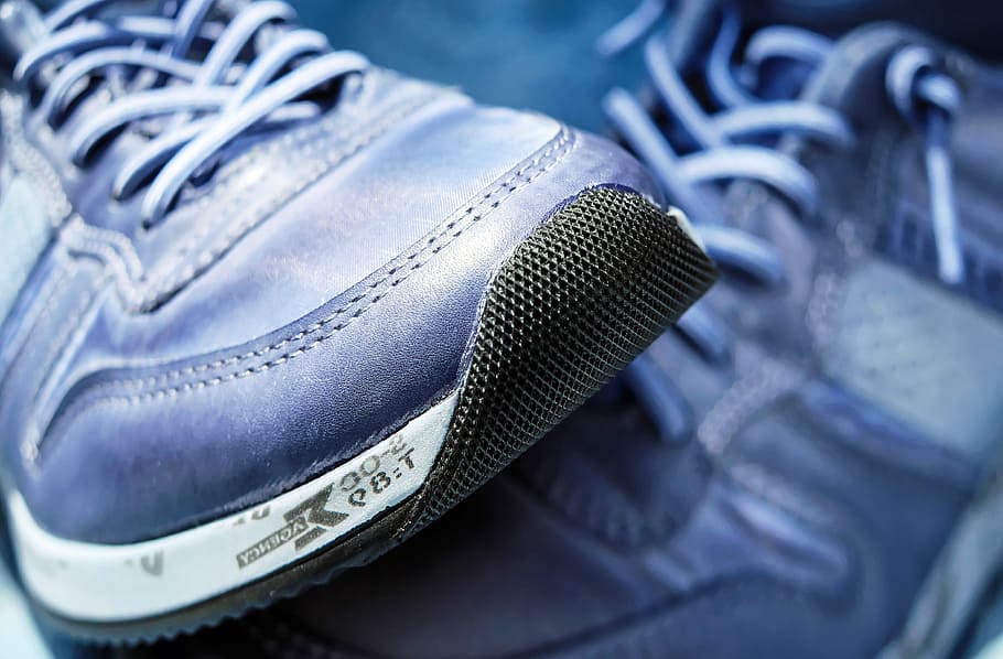 รองเท้ากีฬาสีน้ำเงินคู่รองเท้ากีฬารองเท้าวิ่งรองเท้ากางเกงยีนส์สีน้ำเงินพื้นยางสีดำวิ่งเขย่าเบา ๆ, วอลล์เปเปอร์ HD