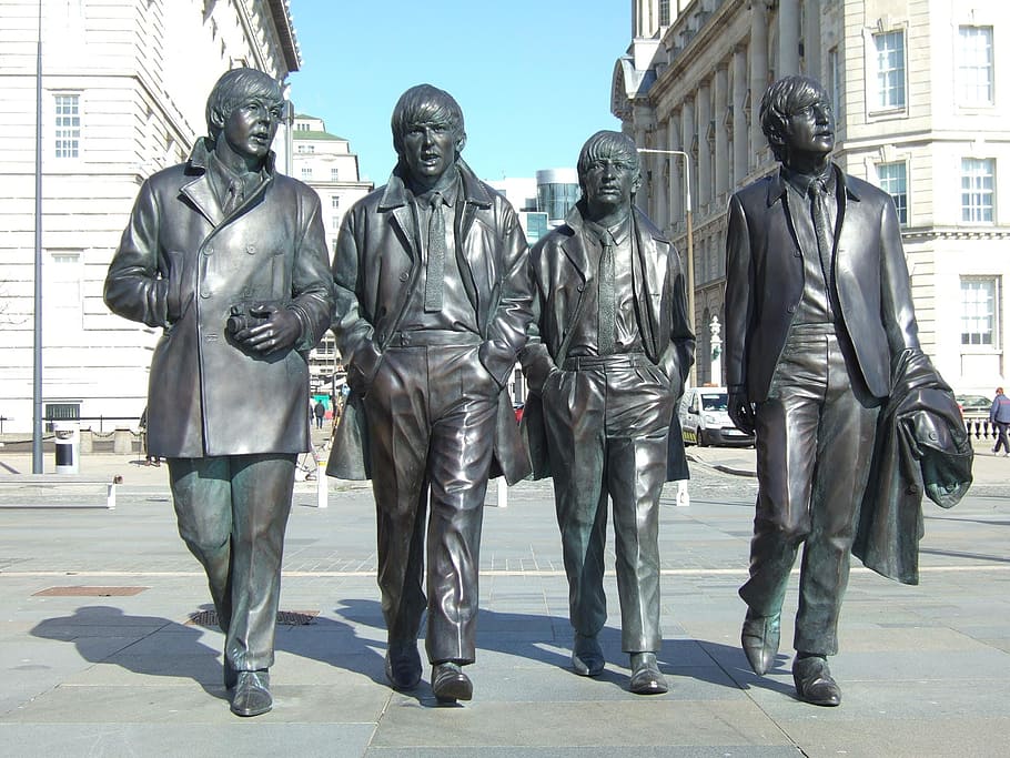 ชายสี่คนเดินบนรูปปั้นข้างถนนบีทเทิลลิเวอร์พูลรูปปั้นเมืองเต็มตัวสตรีทหมวกกันน็อคยืนแต่งตัวดี, วอลล์เปเปอร์ HD