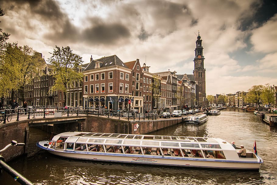 เรือโดยสารสีขาวข้างสะพาน, อัมสเตอร์ดัม, ช่อง, เนเธอร์แลนด์, เรือ, ทางน้ำ, ดัตช์, ดู, การท่องเที่ยว, ฉาก, ถนน, แคบ, แม่น้ำ, ในเมือง, ท้องฟ้า, น้ำ, การถ่ายภาพ, กลางแจ้ง, ต้นไม้, หน้าต่าง, ประวัติศาสตร์, กระเบื้อง, สีเขียว, แสงกลางวัน, อาคาร, สีแดง, สถานที่สำคัญ, อาคาร, ศูนย์, ประเพณี, สถาปัตยกรรม, เมือง, สีน้ำเงิน, บ้าน, ฟีด, สวย, ที่อยู่อาศัย, ลอยตัว, เรือบรรทุกสินค้า, ภายนอก, ยุโรป, การท่องเที่ยว, วอลล์เปเปอร์ HD
