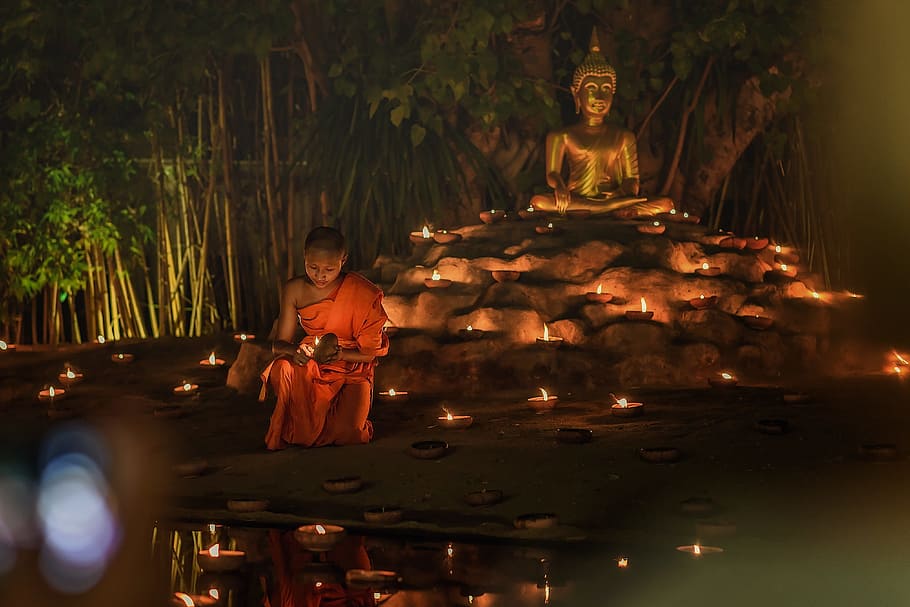ชายสวมชุดพระหลังรูปปั้น Gautama ในเวลากลางคืนไทยเอเชียนีโอไฟต์พระพุทธรูปเทียน, วอลล์เปเปอร์ HD