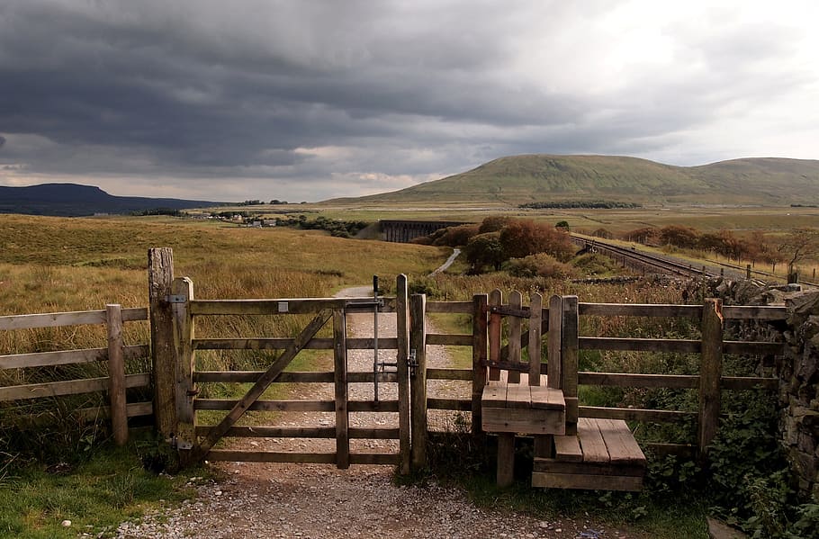 Closes brown wooden fence at daytime, wood, fence, farm, rural