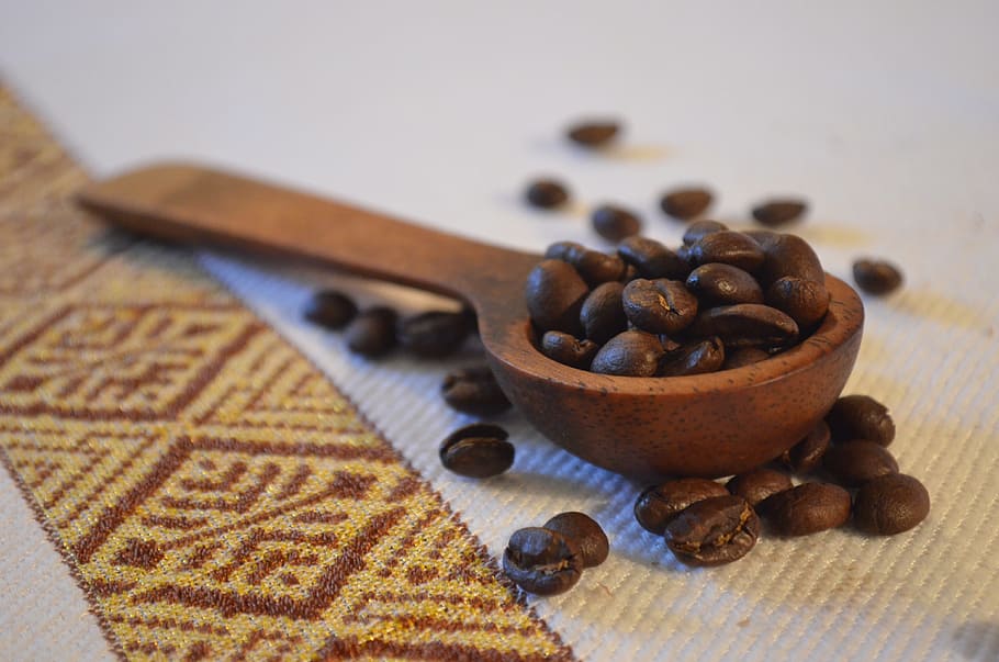 ภาพถ่ายเลนส์เอียงของเมล็ดกาแฟบนช้อนกาแฟถั่วช้อนเอธิโอเปียแอฟริกาชาติพันธุ์ผ้า, วอลล์เปเปอร์ HD