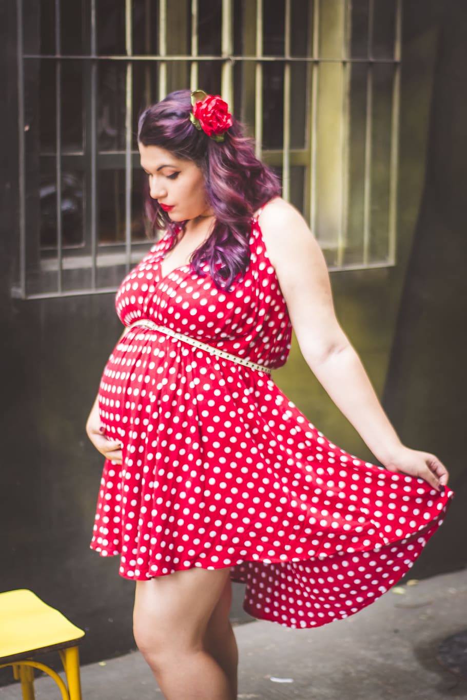 白と赤の水玉マタニティドレスを着ている女性、 妊娠中の女性、 妊娠中、 妊娠、 エッセイ、 ヴィンテージ妊娠、 ヴィンテージ、 レトロ、 腹、 Hdデスクトップの壁紙