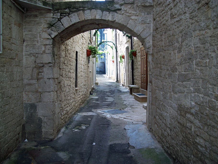 Alleyway of brick house, alley, historical centre, arc, road, tight ...