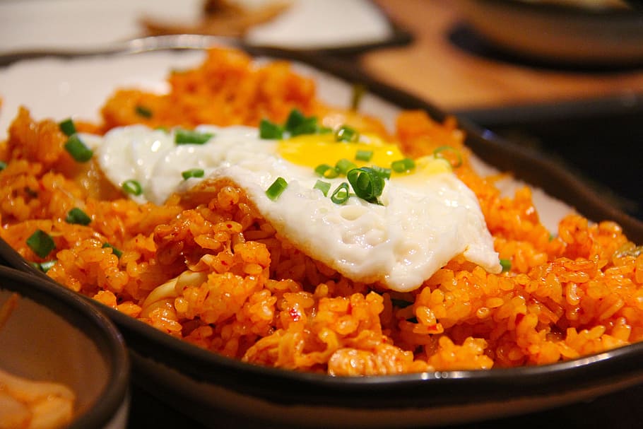 ข้าวผัดไข่ดาวใส่ใบหอมใหญ่ข้าวผัดกิมจิข้าวผัดเกาหลีไข่ดาวไข่ข้าวเที่ยงอาหารมื้อเย็นอร่อย, วอลล์เปเปอร์ HD
