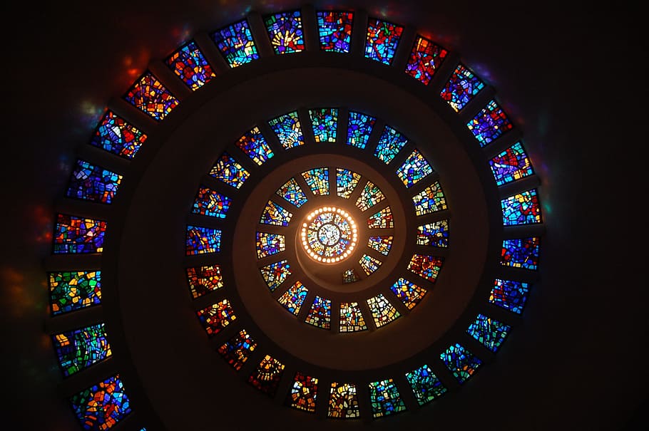 Worms Eye View of Spiral Stained Glass Decors Through the Roof, Architecture, Art, Colorful, Colorful, Light, Pattern, Spiral, Stained Glass, วอลล์เปเปอร์ HD