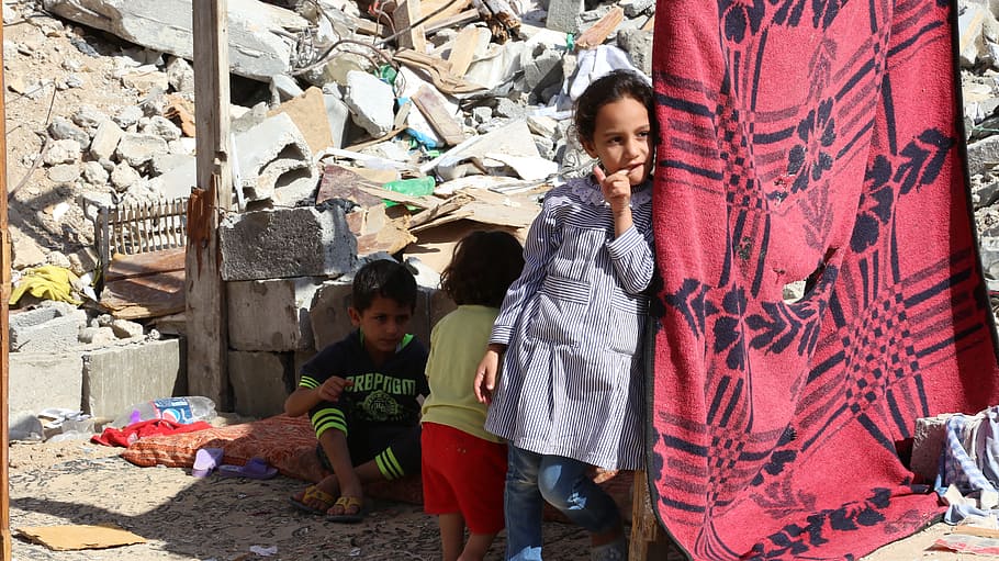 девушка, опираясь на коричневую подставку в дневное время, полоса палестинского газа в 2015 году, Бейт-Ханун, разрушение его преемника, ребенок, реальные люди, женщины, детство, женщины, досуг, повседневная одежда, семья, девушки, образ жизни, два человека, стоя , родитель, мальчики, мама, на улице, дочь, HD обои