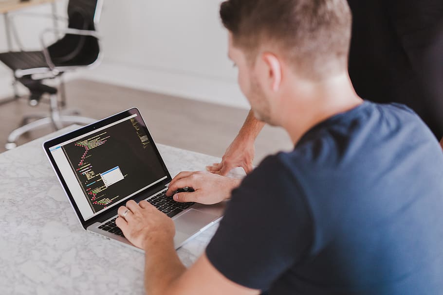 ผู้ชายกำลังพิมพ์บน macBook Pro, รหัส, การเขียนโปรแกรม, การเขียนโปรแกรม, html, การพิมพ์, งาน, ธุรกิจ, มือ, แล็ปท็อป, คอมพิวเตอร์, เทคโนโลยี, สำนักงาน, โต๊ะทำงาน, วอลล์เปเปอร์ HD