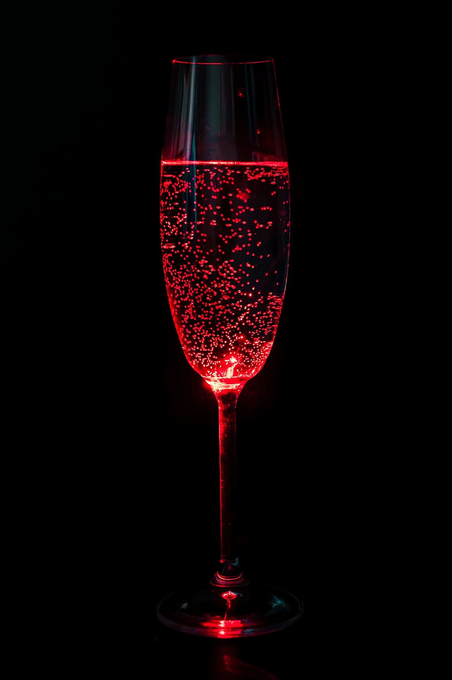 แก้วไวน์ก้านยาวใสพร้อมของเหลวสีแดงแก้วแชมเปญแอลกอฮอล์วันส่งท้ายปีเก่าสีแดง, วอลล์เปเปอร์ HD, วอลเปเปอร์โทรศัพท์