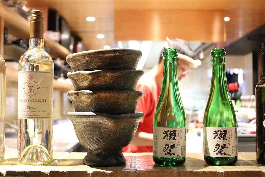 две зеленые бутылки возле чаши, рамен, японский ресторан, японский .