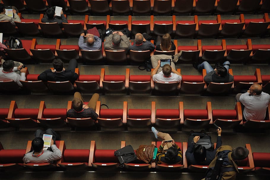  personas sentadas cerca de las sillas rojas del estadio durante el día, personas, asientos, rojo, estadio, sillas, día, hora, conferencia internacional, foro, conferencia, auditorio, oyente, audiencia, público, subside, mirando, en una fila, asiento, silla , escenario - espacio de actuación, sin gente, música, interiores, instrumento musical, modelo - objeto, arreglo, gran grupo de objetos, uno al lado del otro, orden, vista de ángulo alto, abundancia, elección, sentado, variación, naturaleza muerta, venta minorista, ausencia, arte y artesanía, calzado, relajación, Fondo de pantalla HD
