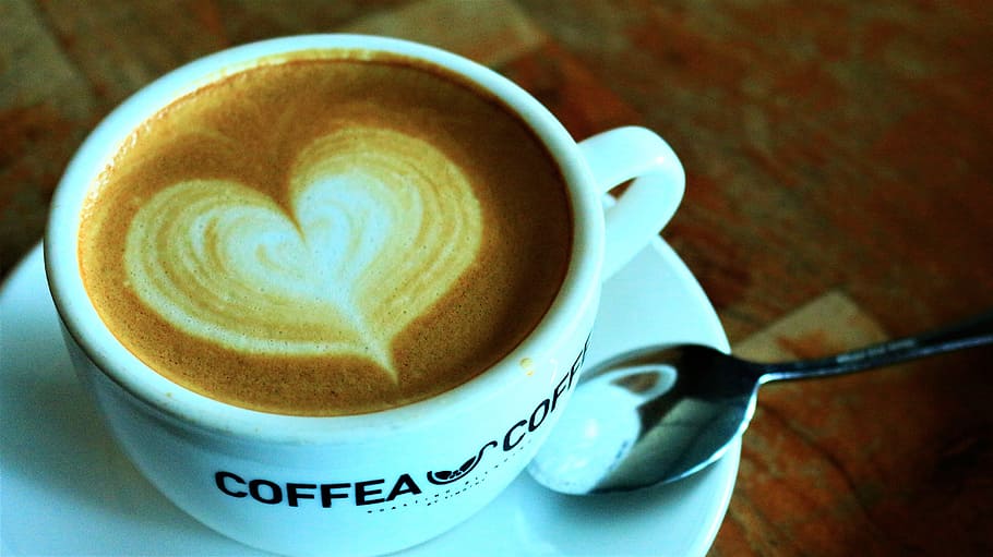 taza de cerámica blanca en platillo blanco, café, café, café, caliente