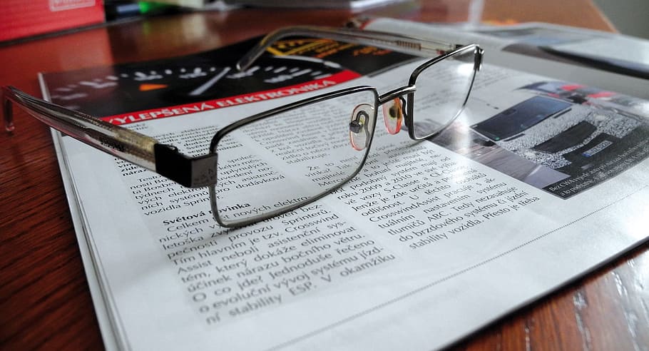 ภาพถ่ายระยะใกล้ของแว่นตากรอบดำ, แว่นตา, เลนส์, กรอบ, กระจก, ไดออปเตอร์, การอ่านหนังสือ, นิตยสาร, วอลล์เปเปอร์ HD